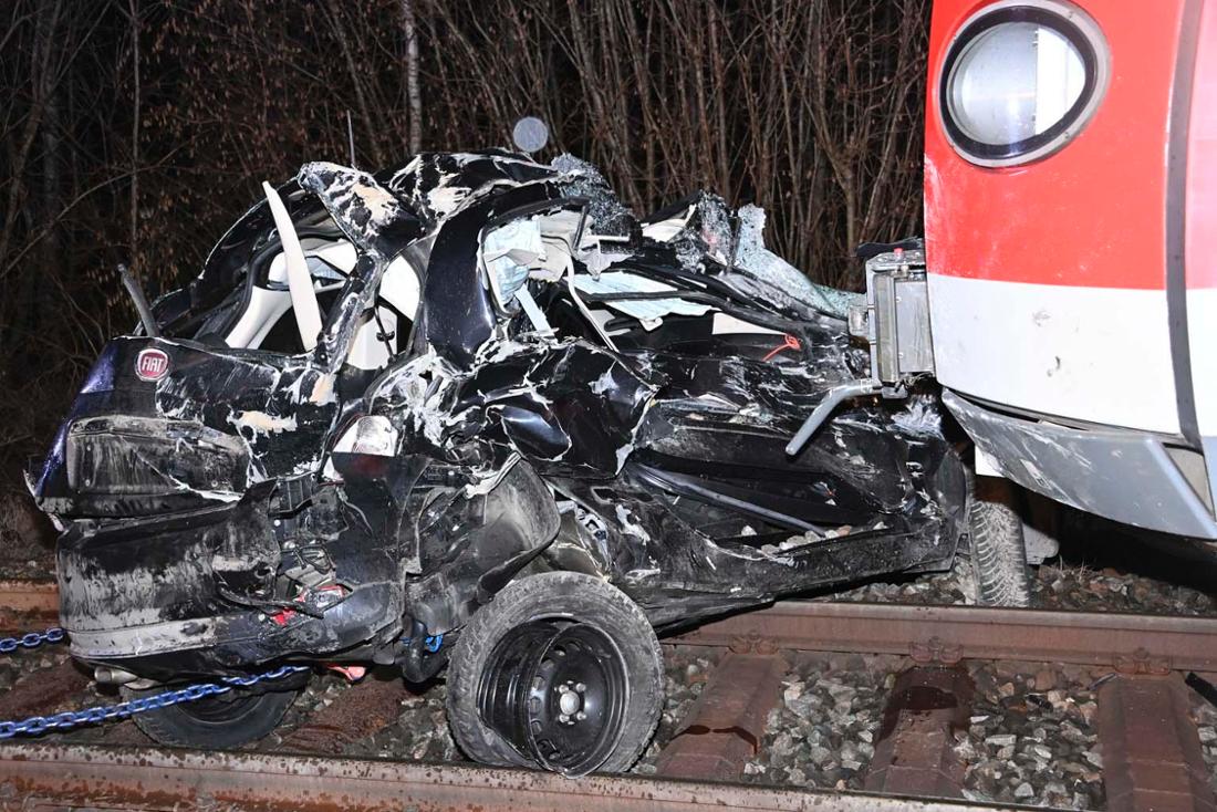 Verkehrsunfall S-Bahn gegen PKW